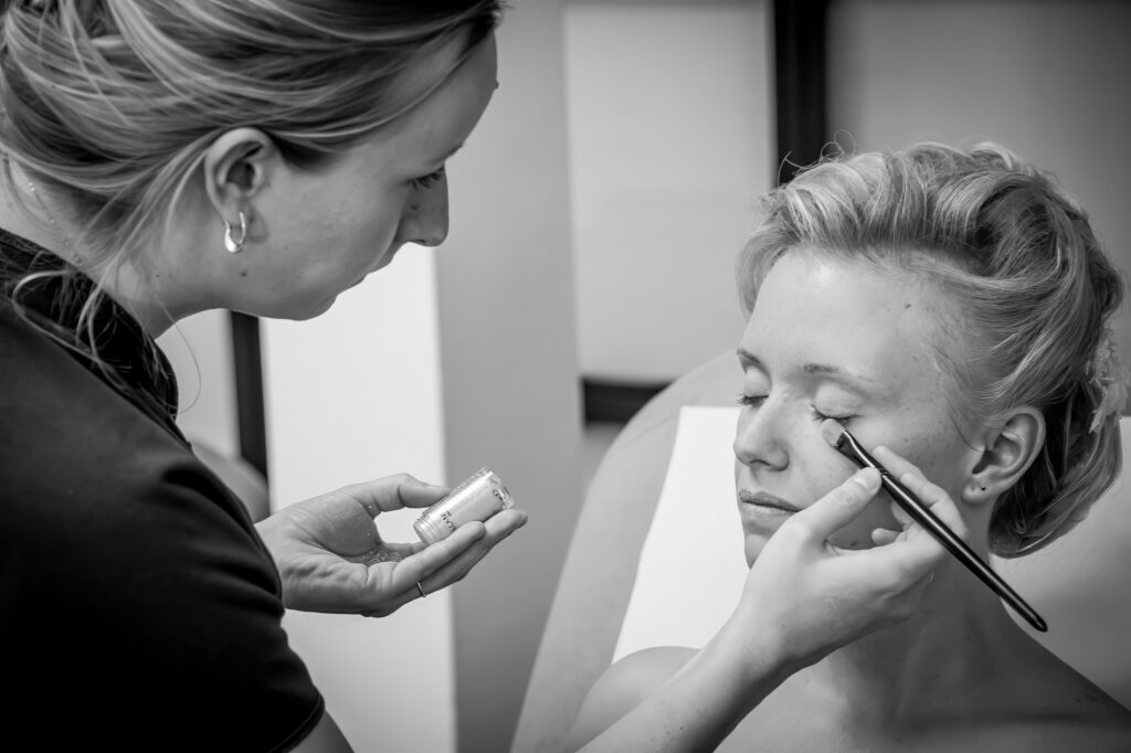 Mariée recevant les dernières retouches de maquillage