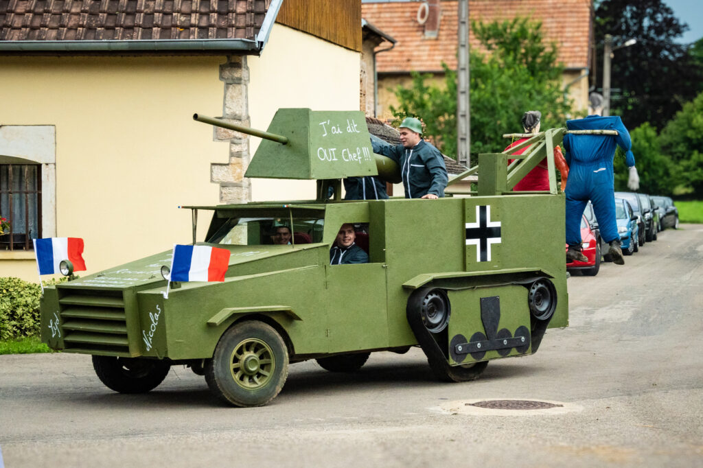 Convives du mariage construisant un char d'assaut pour animer le vin d'honneur