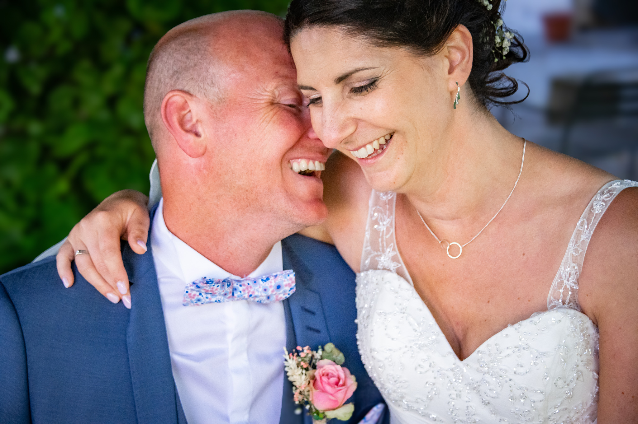 Mariés souriants partageant un moment de complicité lors de leur mariage