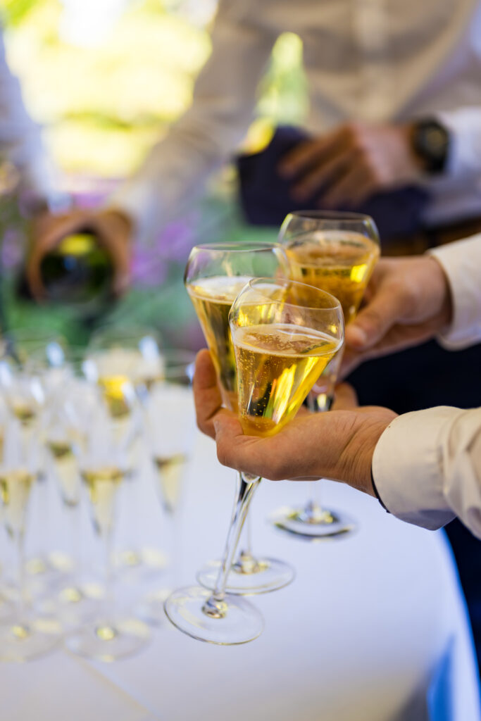 Verres de champagne servis pour le vin d'honneur du mariage