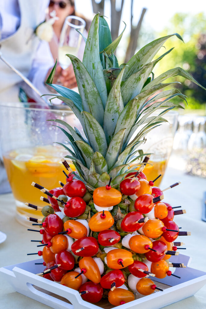 Ananas décoré avec des bouchées apéritives sur la table du vin d'honneur du mariage