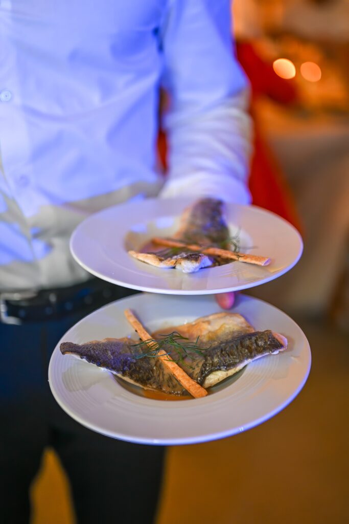 Assiette de poisson de mariage portée par un serveur