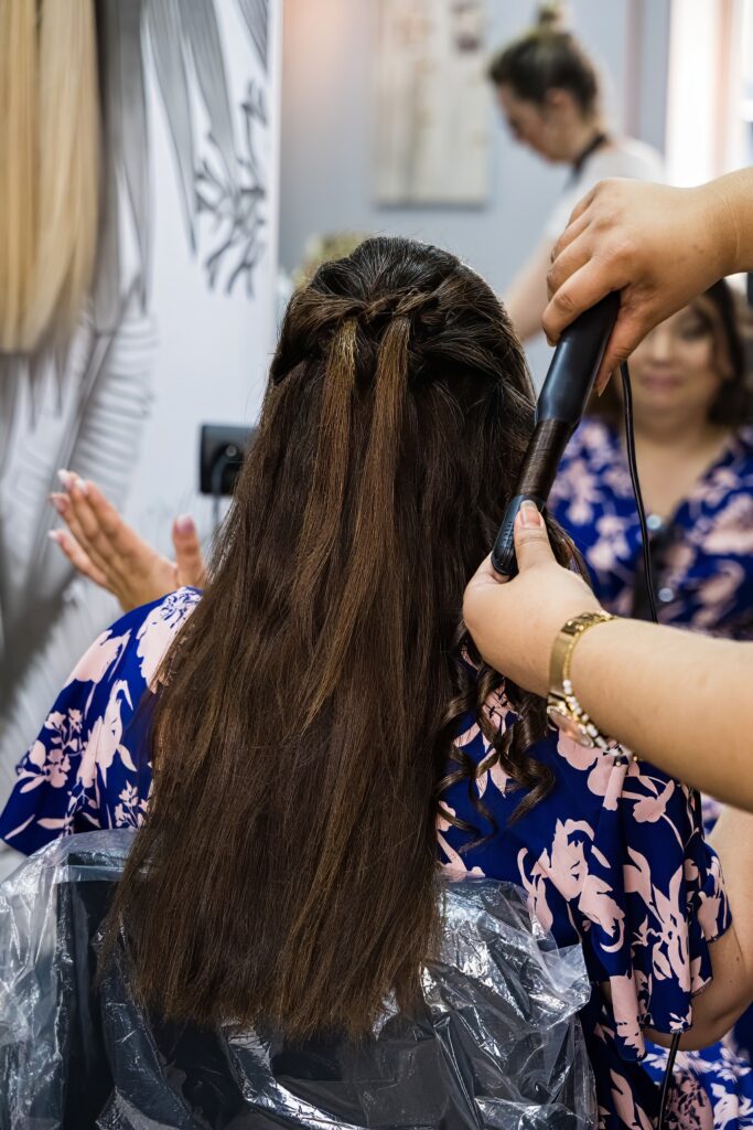 Cheveux bouclés en préparation de mariage