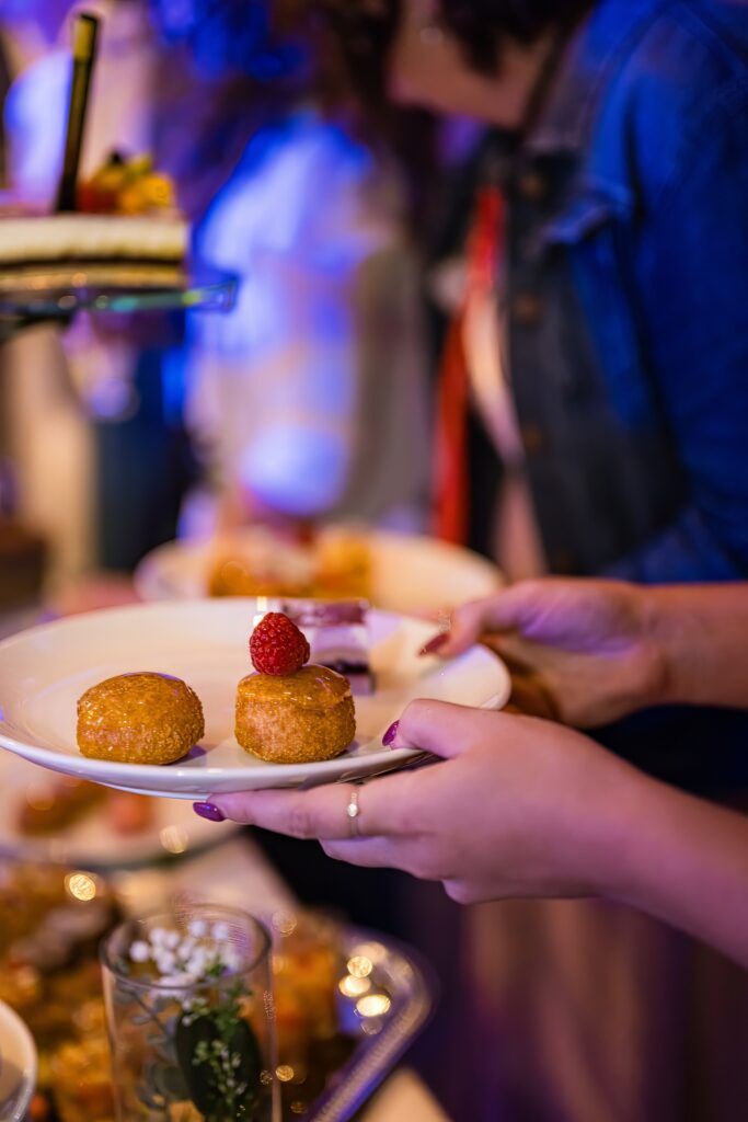 Choux à la crème avec framboise posée sur un chou, sur un gâteau de mariage