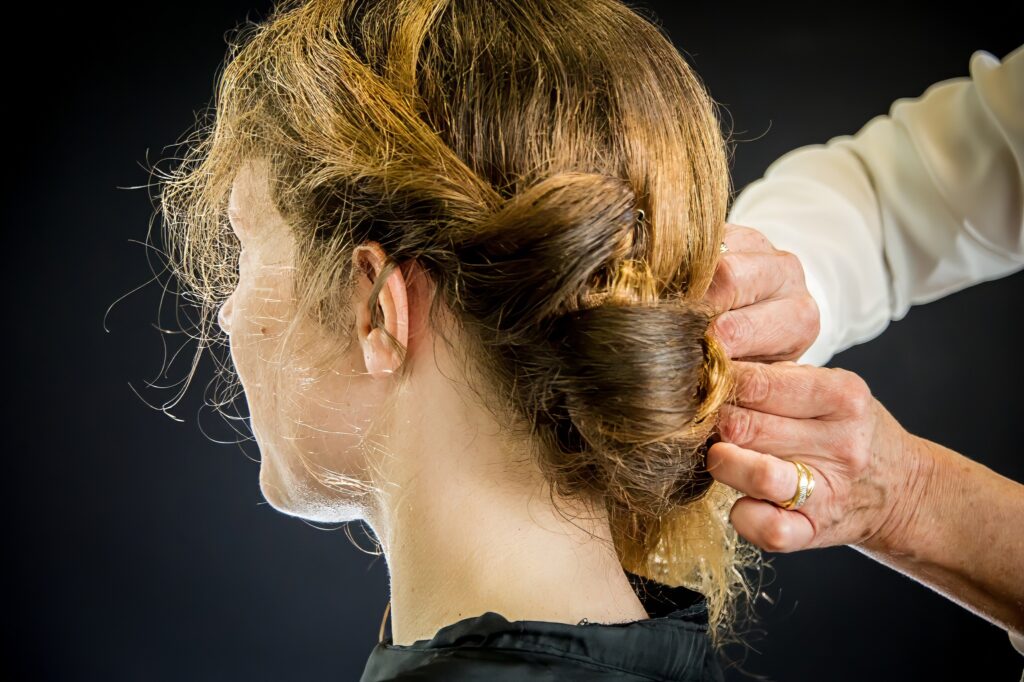 Mariée avec une coiffure de mariage élaborée par une coiffeuse