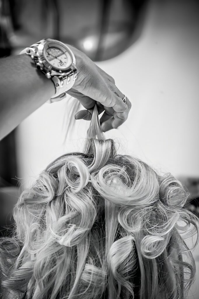 Mariée lors de la préparation de sa coiffure de mariage.