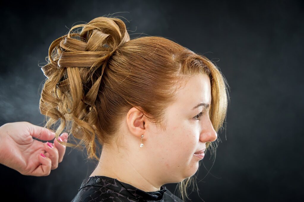 Mariée avec un élégant chignon bouclé