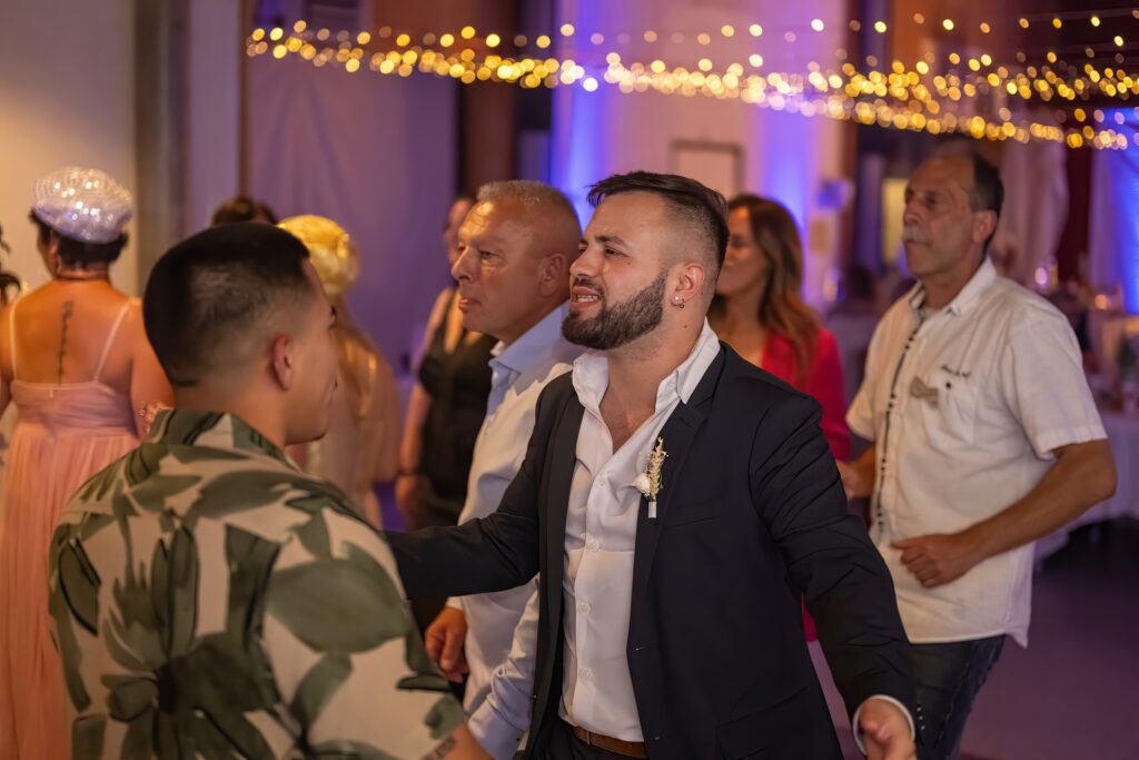 Danse émotive sous des lumières douces lors d'une soirée de mariage