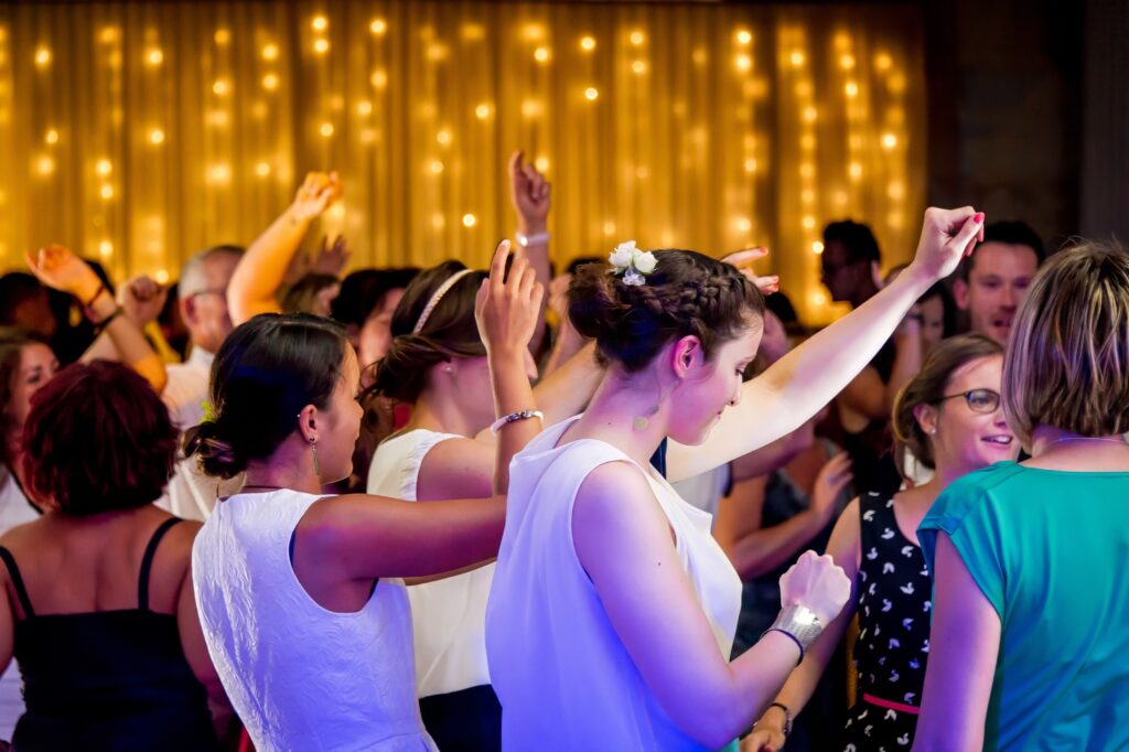 Femmes dansant lors de la soirée de mariage