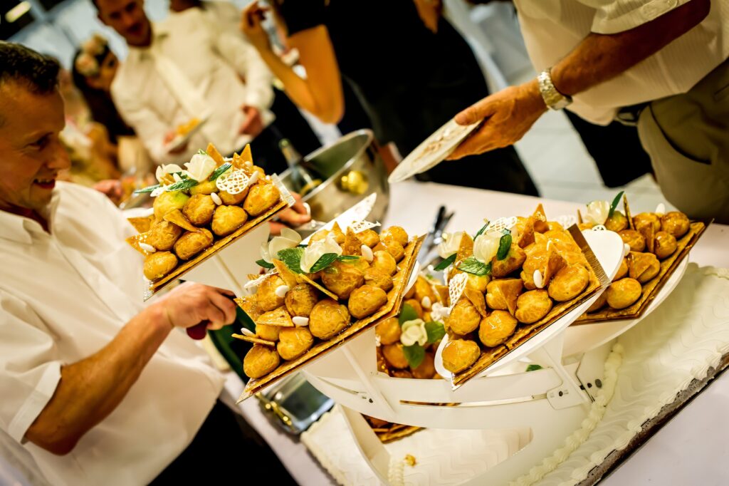 Choux à la crème sur assiette pour dessert de mariage