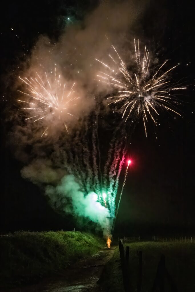 Feux d'artifice verts et rouges illuminant la soirée de mariage