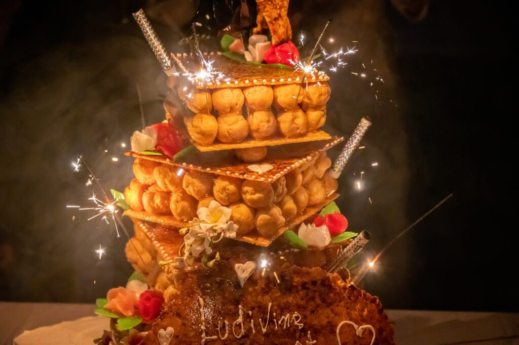 Gâteau de mariage scintillant sous les feux d'artifice