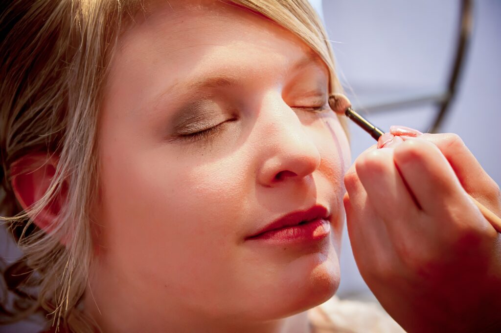 Retouche maquillage des paupières de la mariée en gros plan