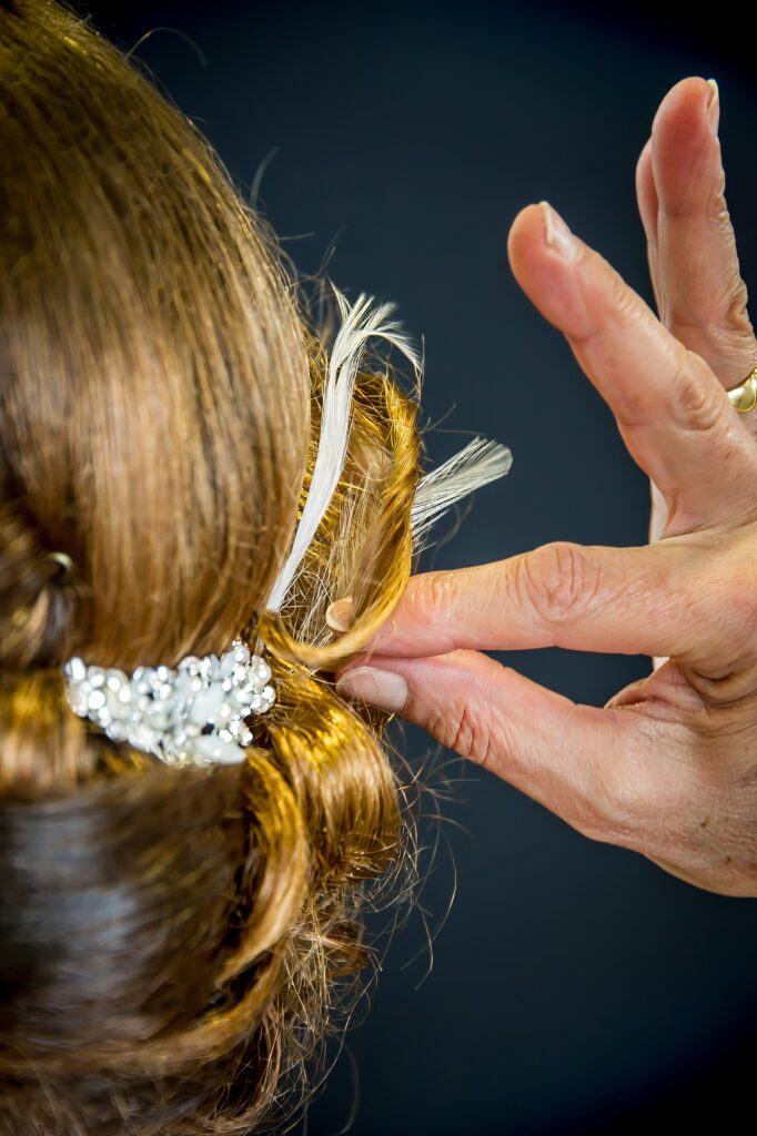 Mariée avec une plume décorative dans sa coiffure