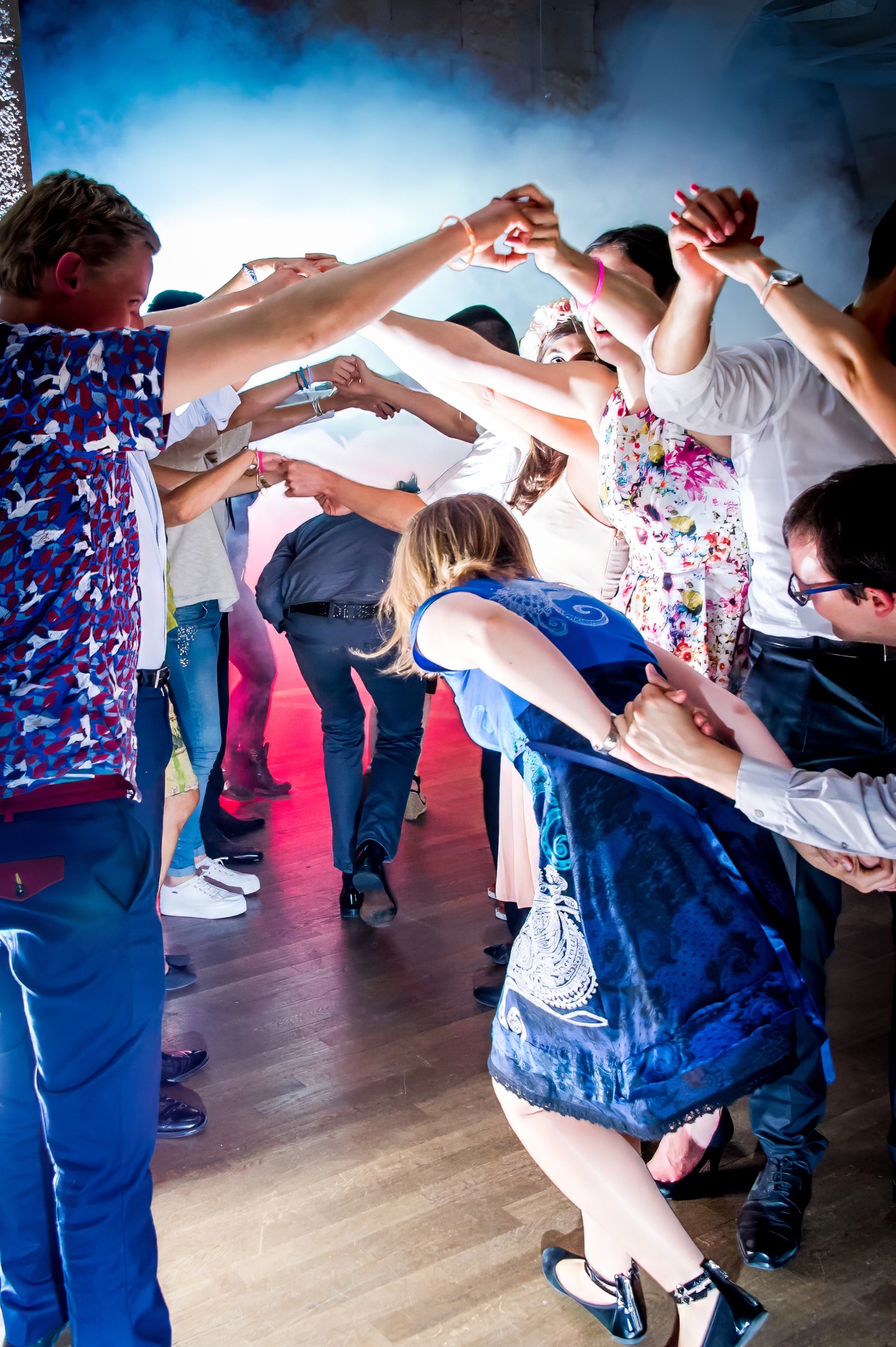 Animation festive du DJ avec les invités sous le pont lors du mariage