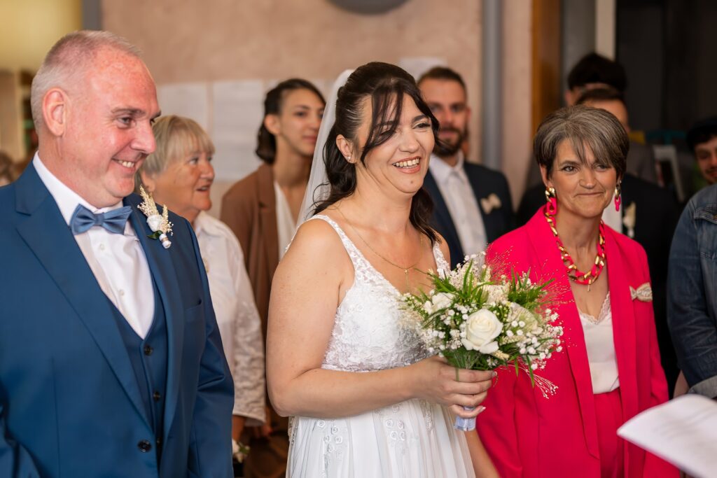 Mariés entourés par leur famille lors du mariage