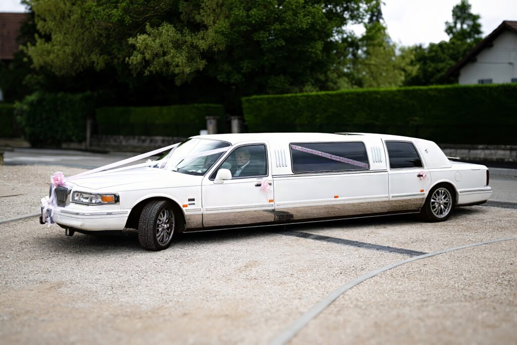 Limousine blanche arrivant à la cérémonie de mariage