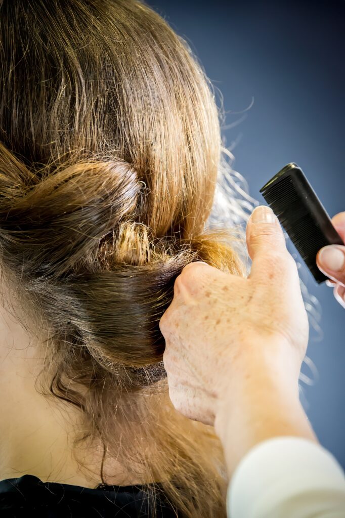 Coiffeuse en train de fixer une coiffure