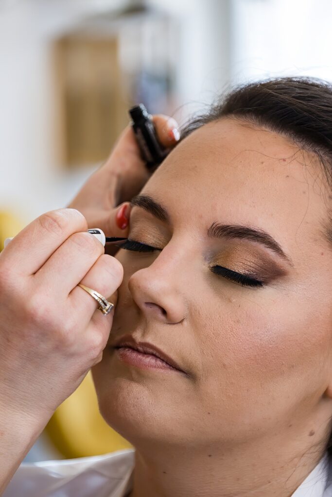 Retouche du maquillage des paupières de la mariée