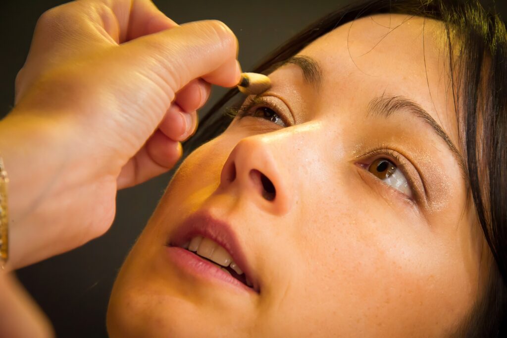 Retouche du maquillage des paupières de la mariée avec des paillettes