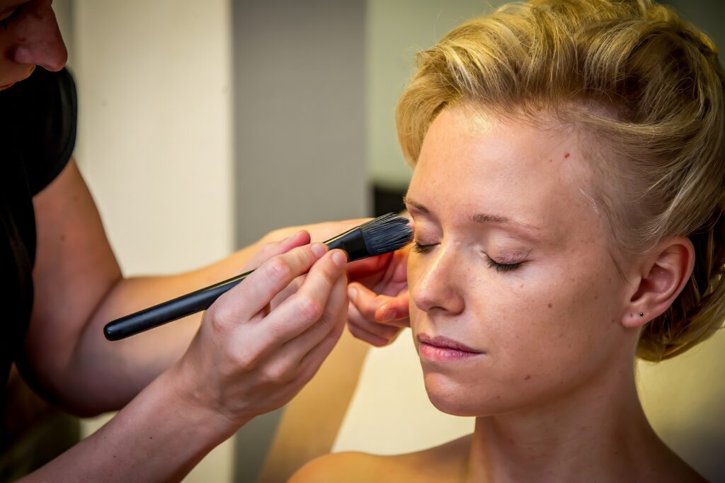 Retouche maquillage des paupières de la mariée avec un pinceau