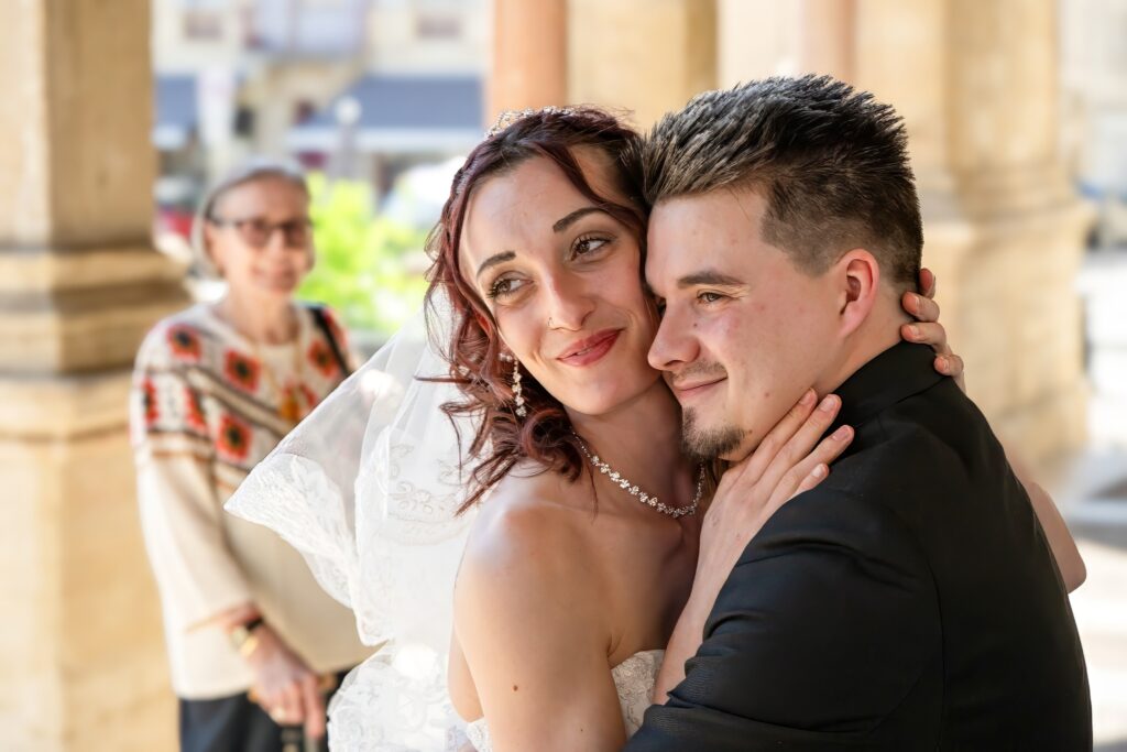 Mariées s'échangeant des regards tendres et heureux