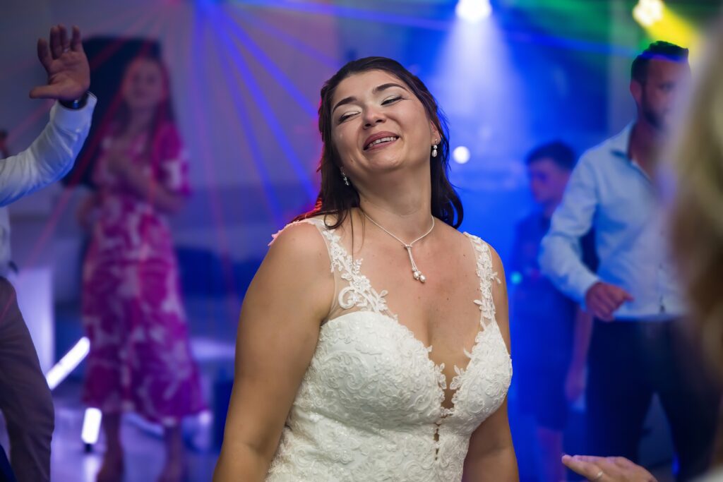 Moment captivant de la mariée seule sur la piste de danse