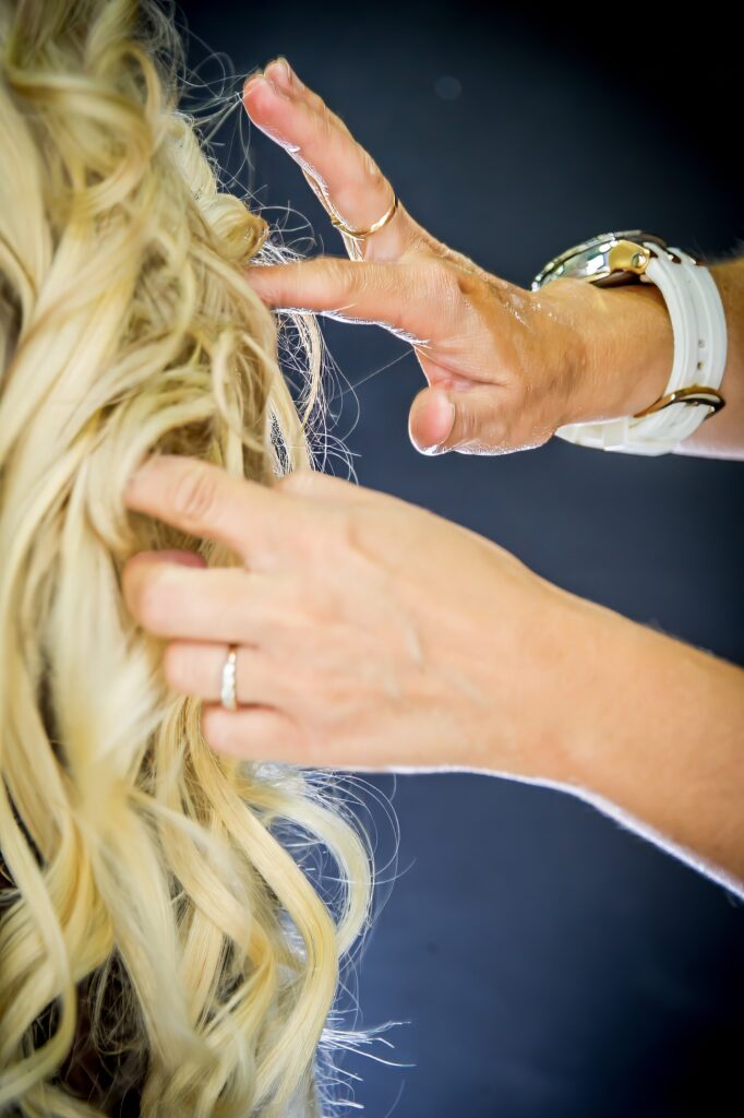 Préparation minutieuse des détails de coiffure pour mariage