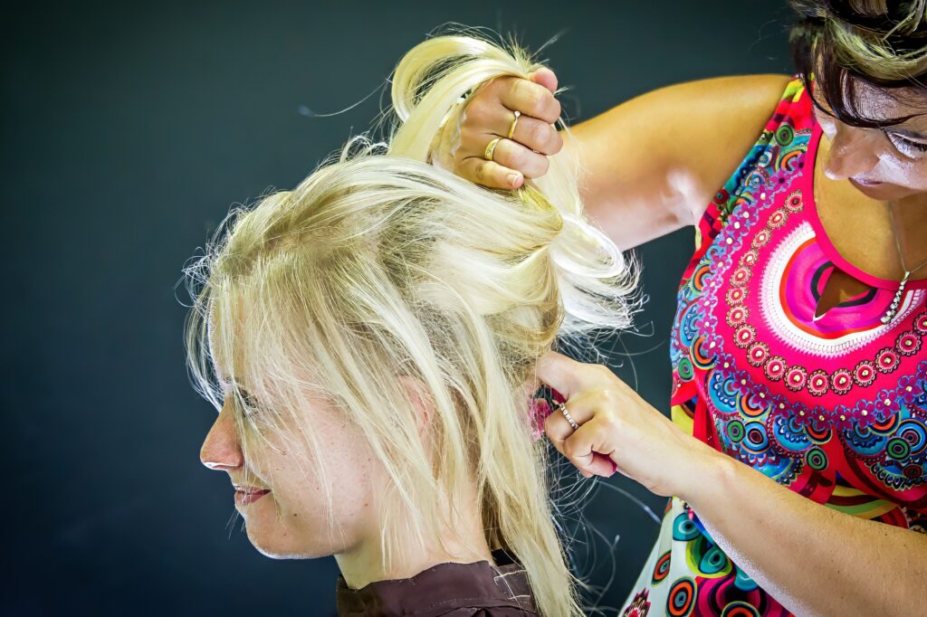 Moment de coiffure de la mariée