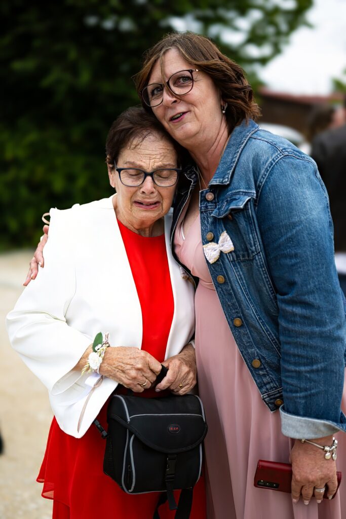 Mamie émue pendant un moment familial au mariage