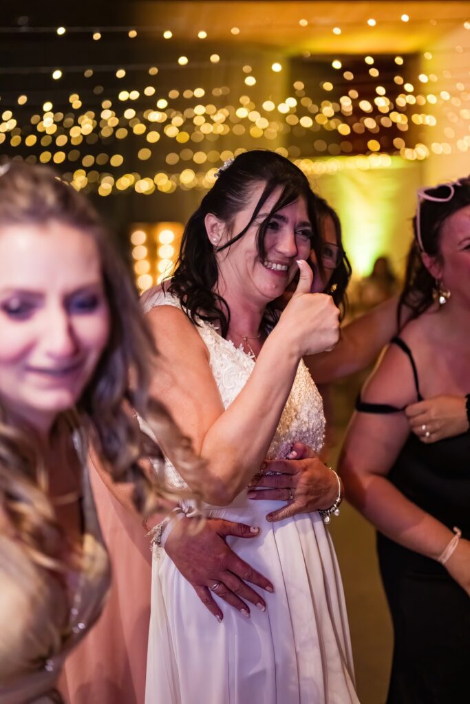 Détail de la main de la mariée pendant la danse de soirée