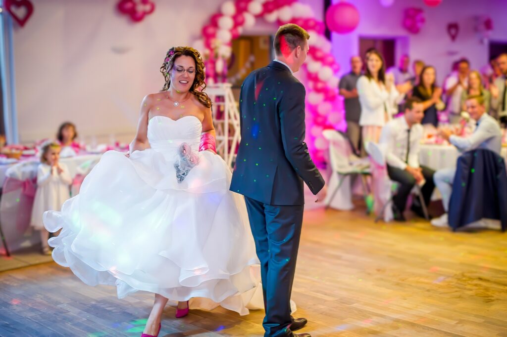 Moment romantique de la première danse des mariés