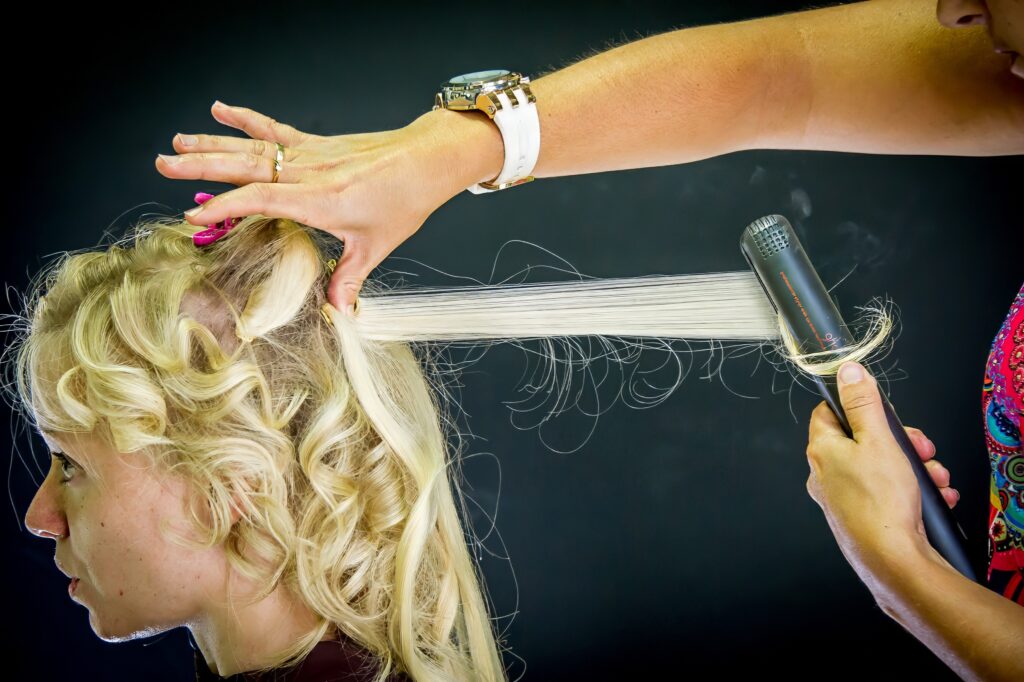 Préparation des cheveux de la mariée