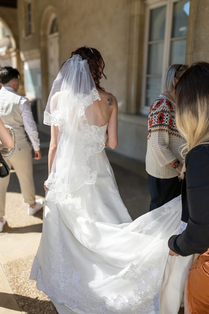 Mariée avec voile lors de sa préparation à la mairie