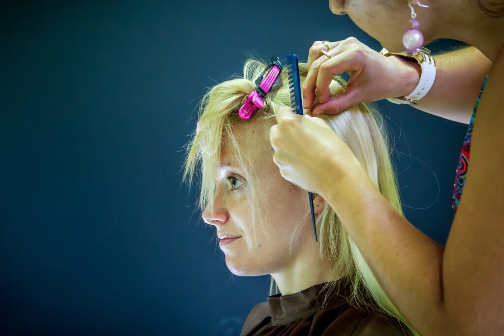 Préparation des cheveux de la mariée