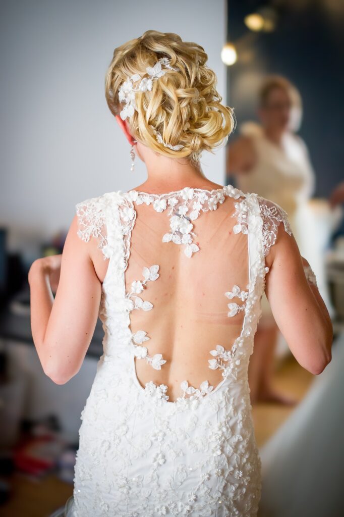 Robe de mariée vue de dos avec des détails en dentelle florale sur le dos