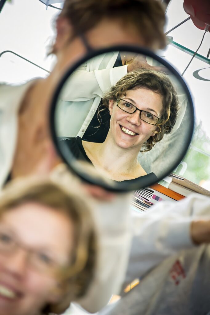 Sourire de la mariée devant le miroir