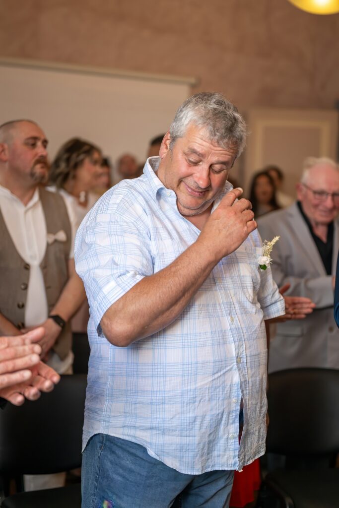 Témoin émotionné pendant la cérémonie de mariage