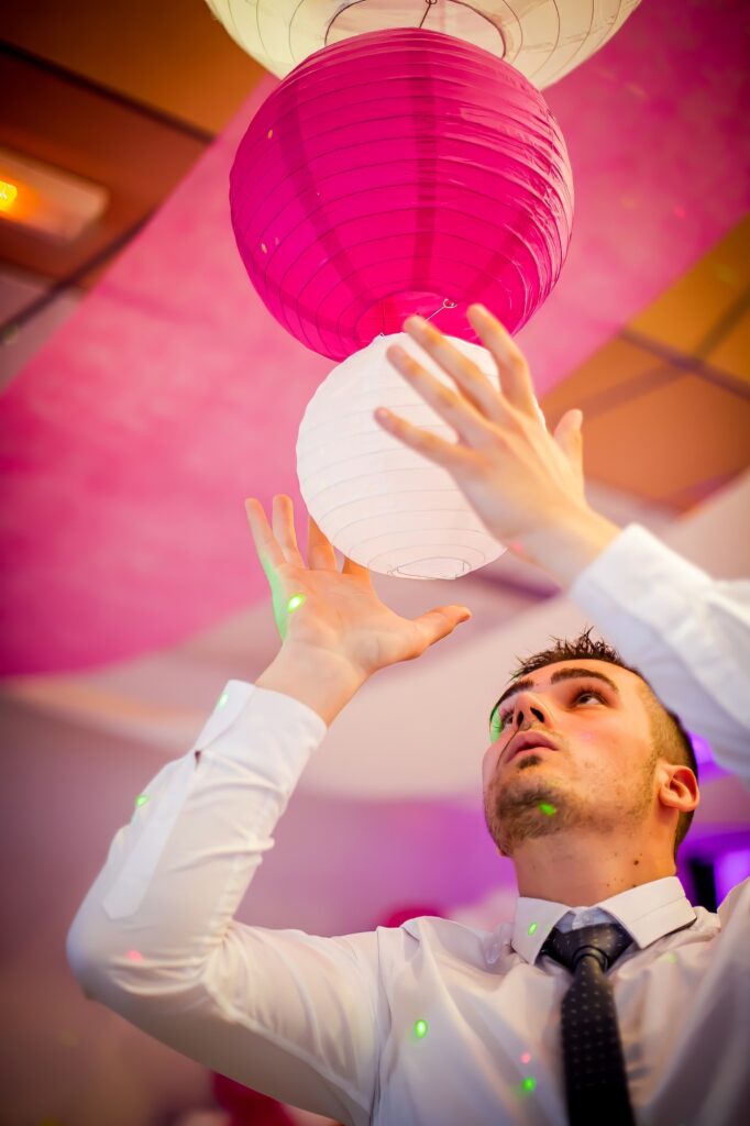 Décoration festive par un témoin lors d'une soirée de mariage