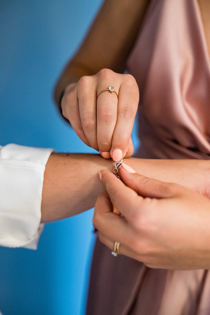 Témoin attachant un bracelet au poignet de la mariée