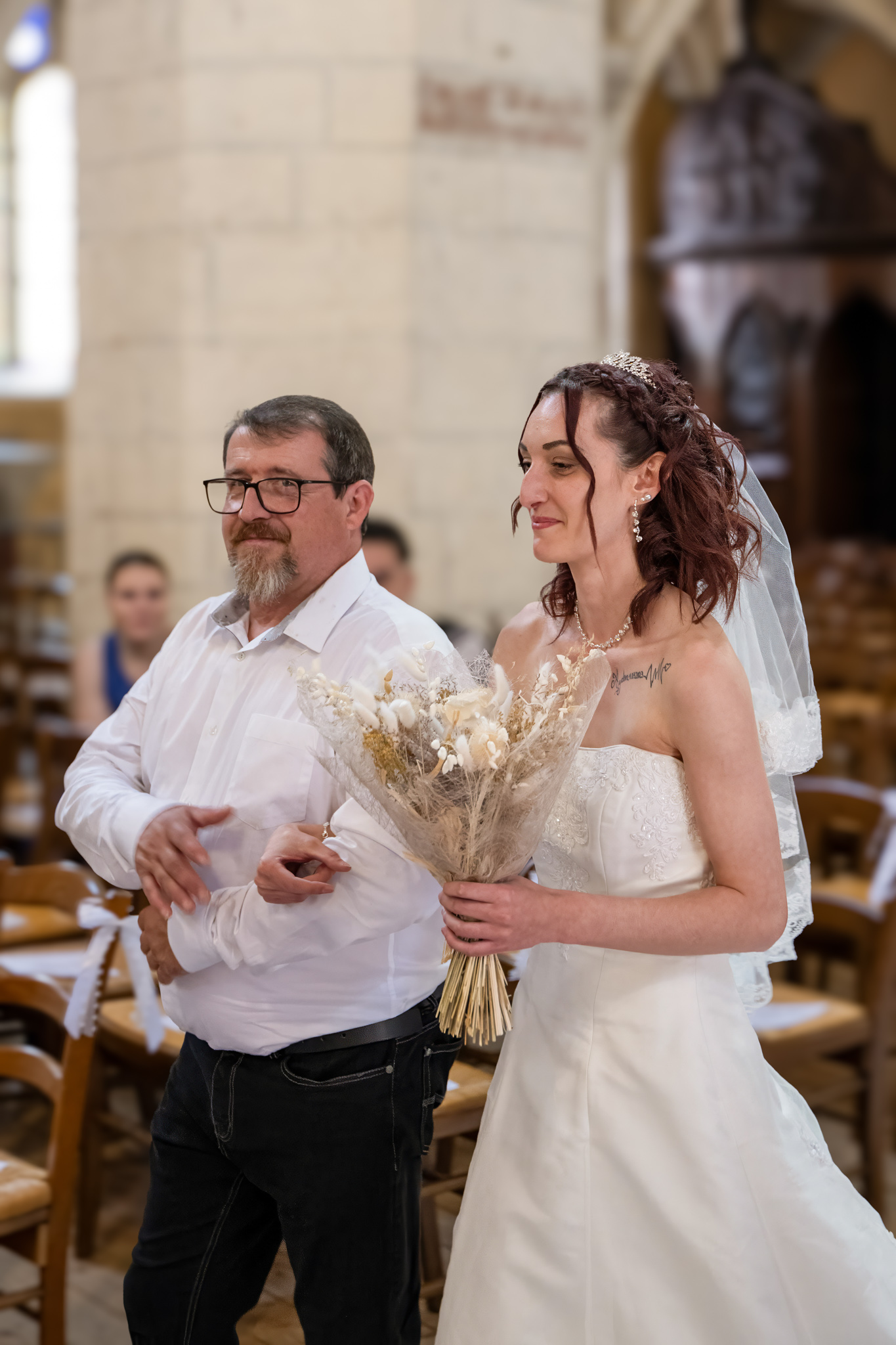 Mariée marchant avec son père