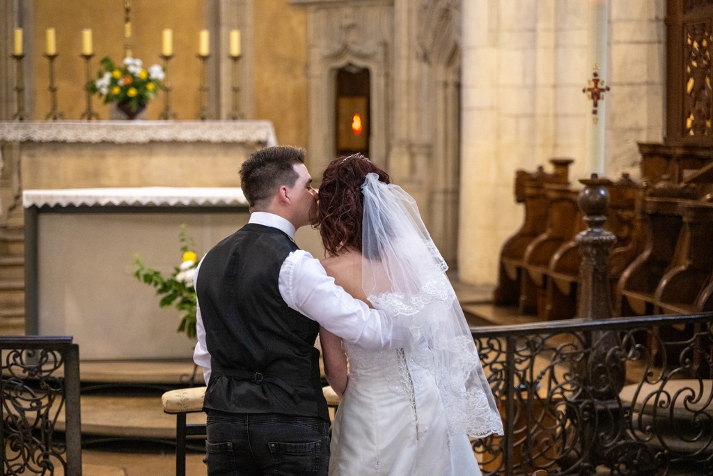 mariage-a-eglise-maries-devant-autel-apres