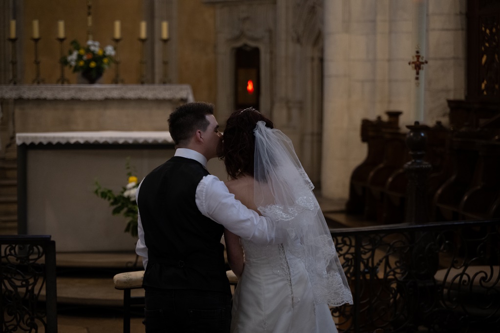 mariage-a-eglise-maries-devant-autel-avant