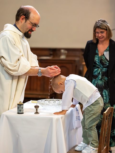 le-pretre-baptise-un-enfant-en-versant-de-l-eau-sur-sa-tete